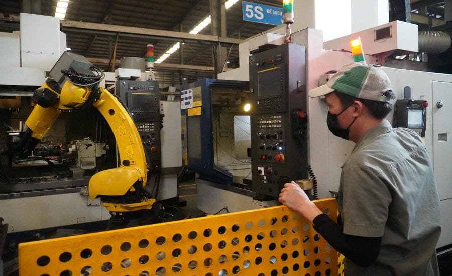 Người lao động Công ty hữu hạn Cơ khí động lực Toàn Cầu (Đồng Nai) thường xuyên được học tập nâng cao trình độ. Ảnh: HAC