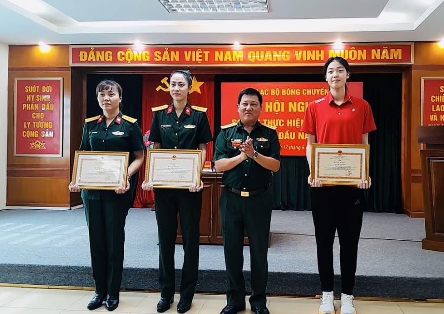 Players Quynh Huong and Kieu Trinh received certificates of merit at the preliminary conference on the work in the first 6 months of 2026 of the Information Corps volleyball team. Photo: BCTT