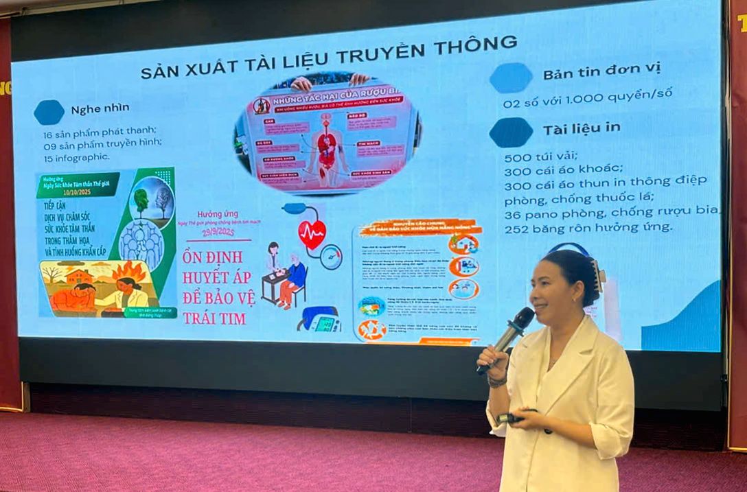 M.Sc. Nguyen Thi Dieu Hien in guiding health officials to produce communication materials. Photo: NVCC