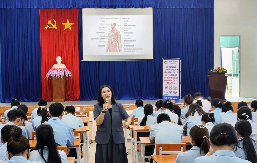 Th.S Nguyễn Thị Diệu Hiền trong giờ truyền thông trong sự kiện Tuần lễ quốc gia không thuốc lá. Ảnh: NVCC