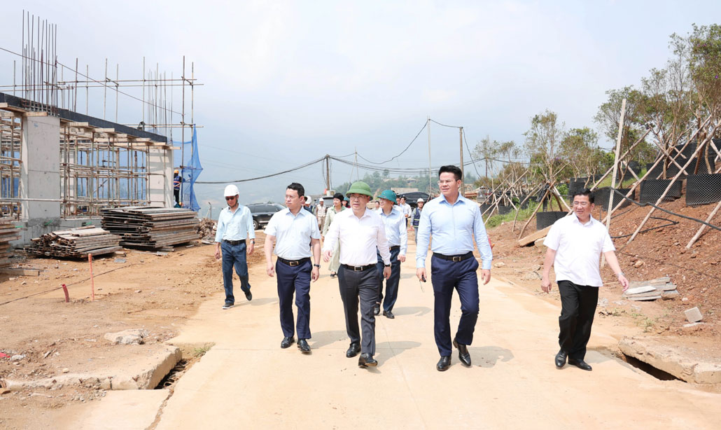 Chủ tịch UBND tỉnh Lào Cai Nguyễn Tuấn Anh kiểm tra thực tế nhiều dự án tại phường Sa Pa. Ảnh: Thành Phú