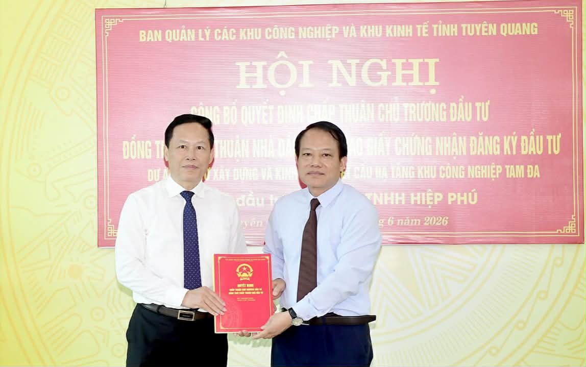 Handing over the Decision approving the investment policy of the Tam Da Industrial Park infrastructure construction and business investment project. Photo: Quoc Viet