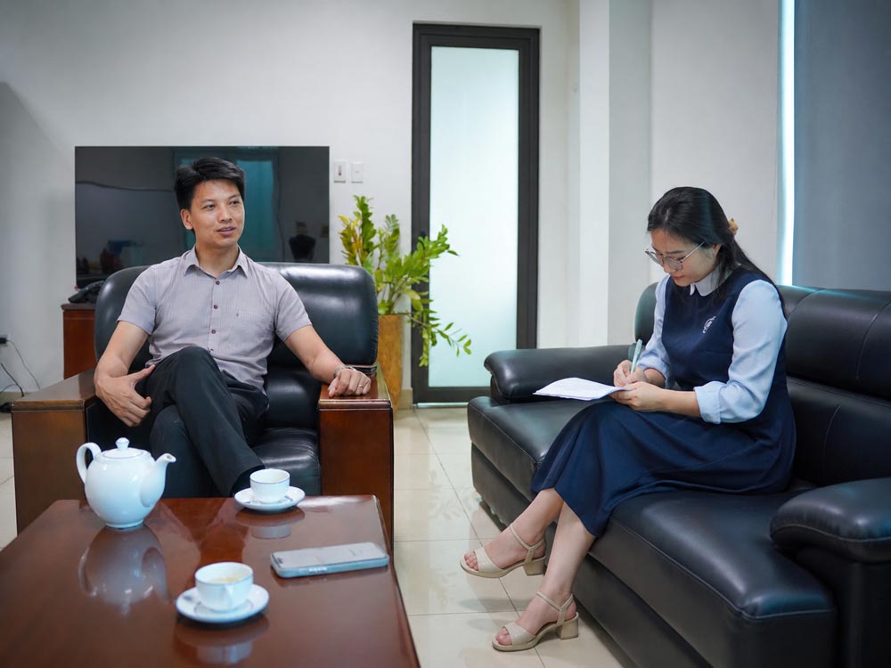 Phóng viên trò chuyện với TS Nguyễn Văn Điệp - CEO Công ty Cổ phần AVAC Việt Nam - một trong hai đơn vị đầu tiên tại Việt Nam, cũng như trên toàn cầu, nghiên cứu, sản xuất thành công vaccine dịch tả lợn châu Phi (ASF), đánh dấu bước tiến đột phá của ngành vaccine thú y Việt Nam. Ảnh: TUẤN ANH