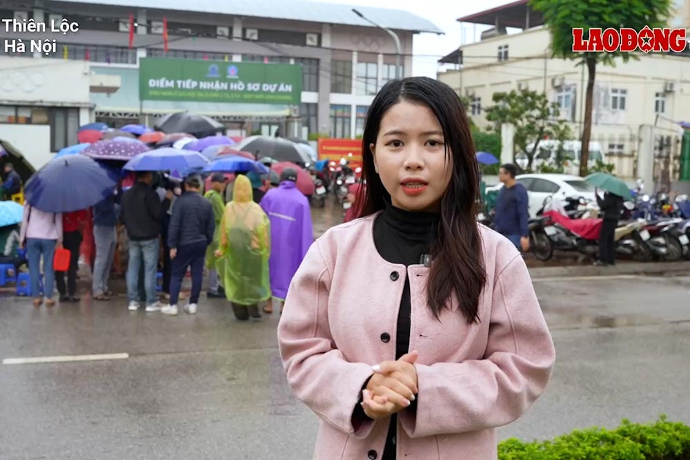 Reporter Linh Trang works on the field of social housing projects in Hanoi. Photo: LINH TRANG