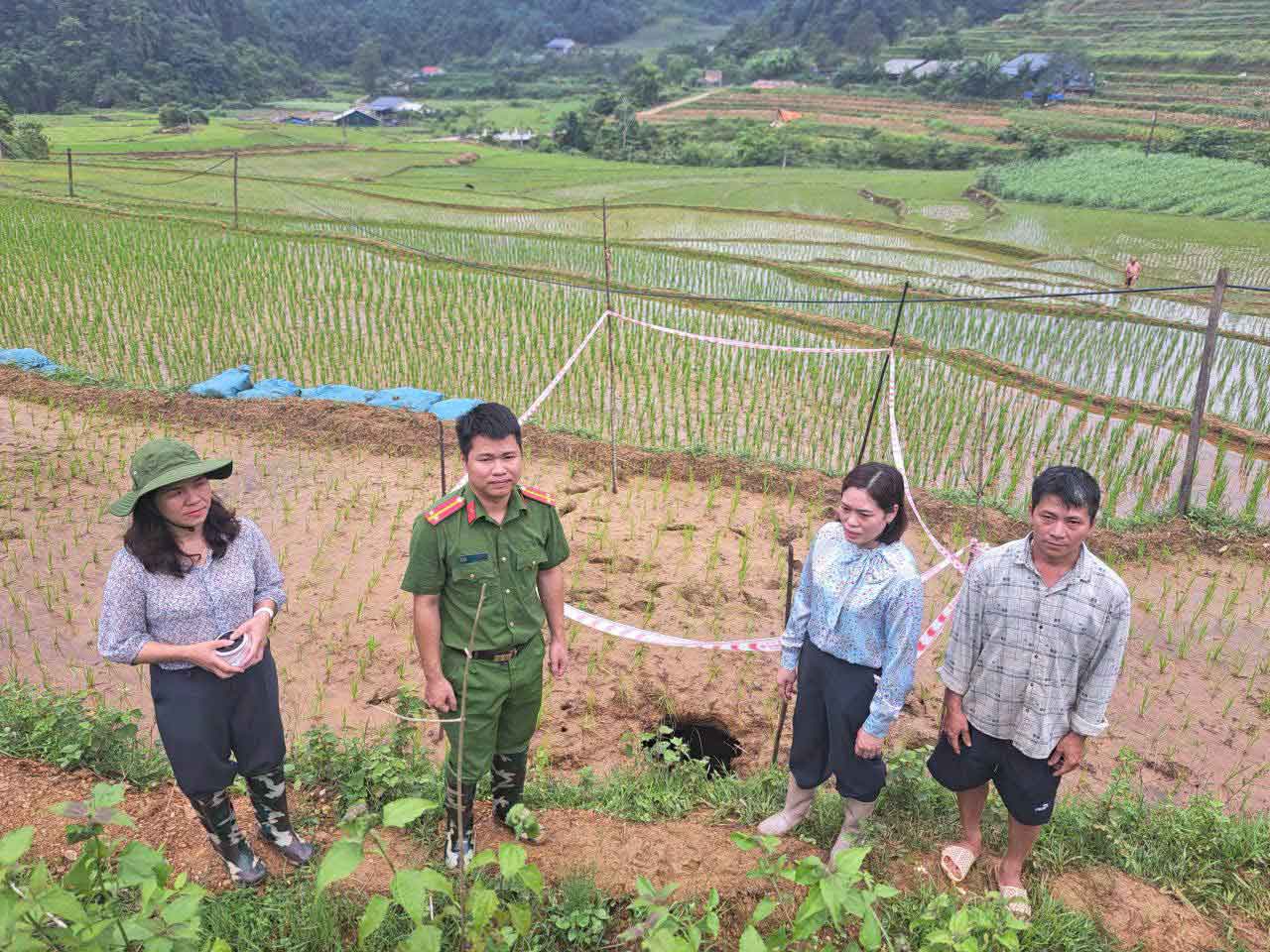 Lực lượng chức năng khảo sát hiện trường hố tử thần tại xóm Tổng Ngà, xã Nguyên Bình. Ảnh: Công an xã Nguyên Bình