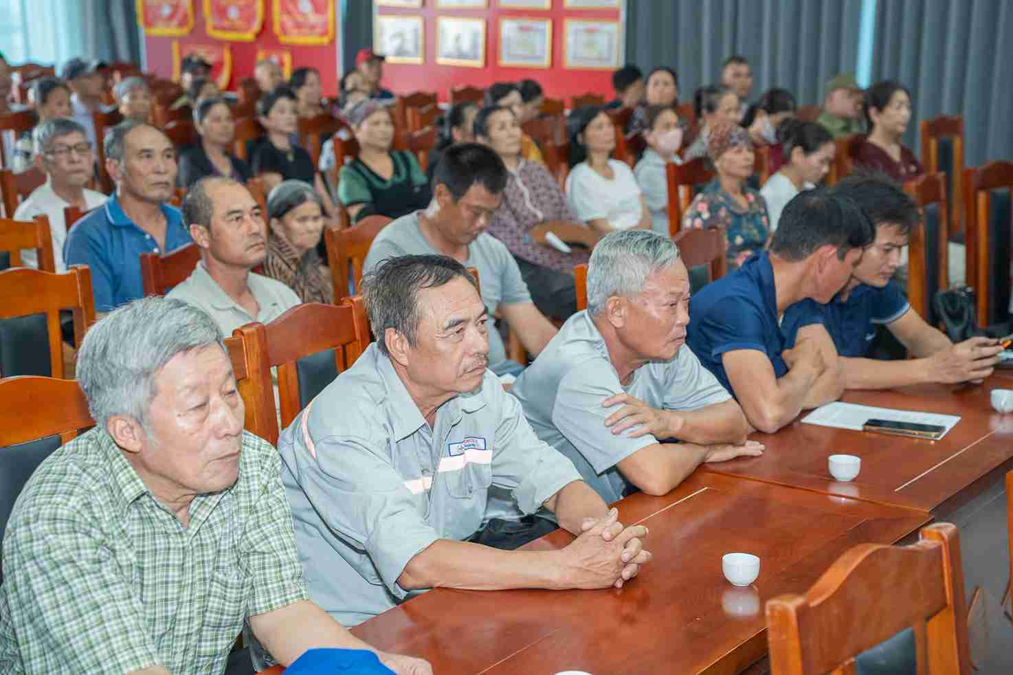 Các hộ dân tại xã Hoàn Long được phổ biến chính sách bồi thường, hỗ trợ khi thu hồi đất thực hiện dự án. Ảnh: Xã Hoàn Long