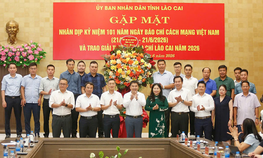 Lao Cai Provincial People's Committee presents flowers to central journalists stationed in the area. Photo: Bao Nguyen