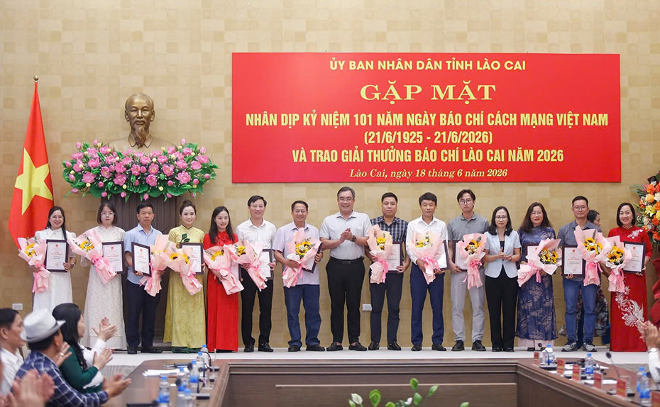 Trao giải thưởng cho đại diện các nhóm tác giả. Ảnh: Bảo Nguyên