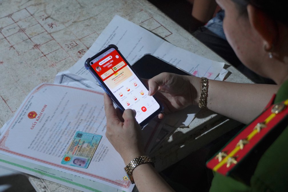 Lực lượng Công an trực tiếp đến tận nhà để hướng dẫn cài đặt, kích hoạt tài khoản định danh điện tử cho người dân. Ảnh: Tạ Quang