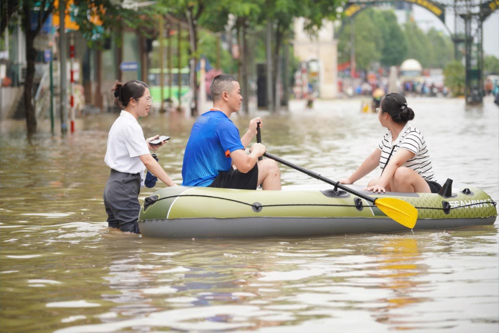 Working trips in the midst of storms and floods help me understand more about the hardships and responsibilities of journalists. Photo: VU LINH