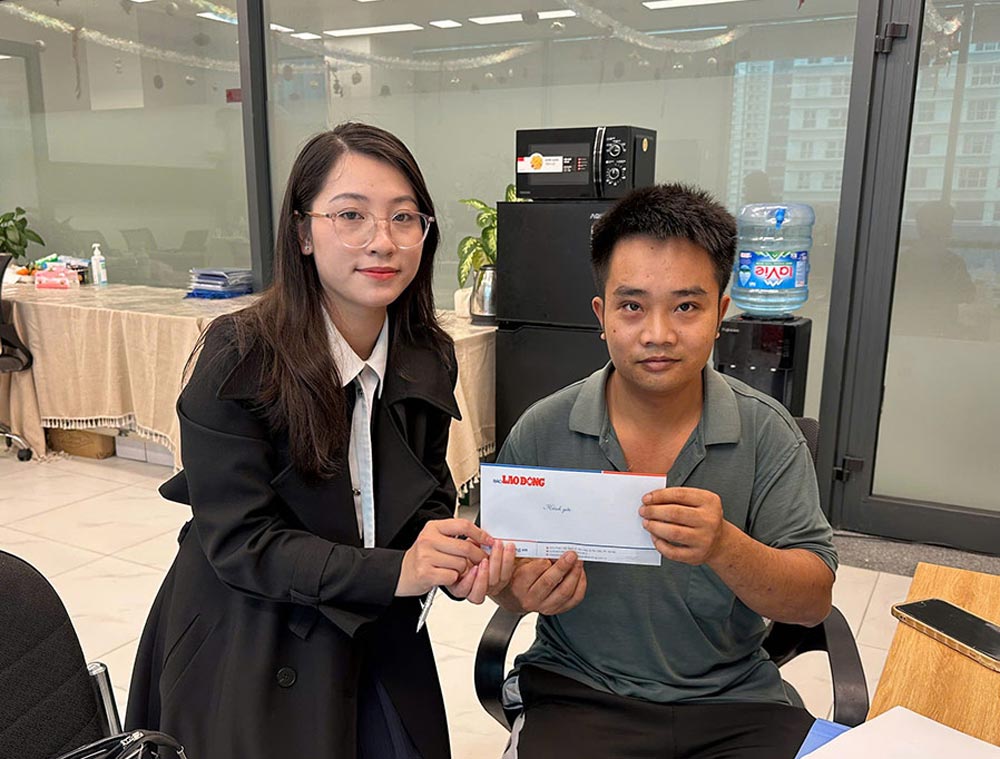 Phóng viên trao kinh phí hỗ trợ từ Quỹ Tấm lòng Vàng, giúp người bệnh vơi bớt gánh nặng trong quá trình điều trị. Ảnh: VIỆT ANH