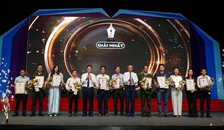 BTC Giải báo chí Huỳnh Thúc Kháng lần thứ I - 2026 TP.Đà Nẵng trao thưởng cho 7 tác giả đoạt giải Nhất. Ảnh: H.Quân