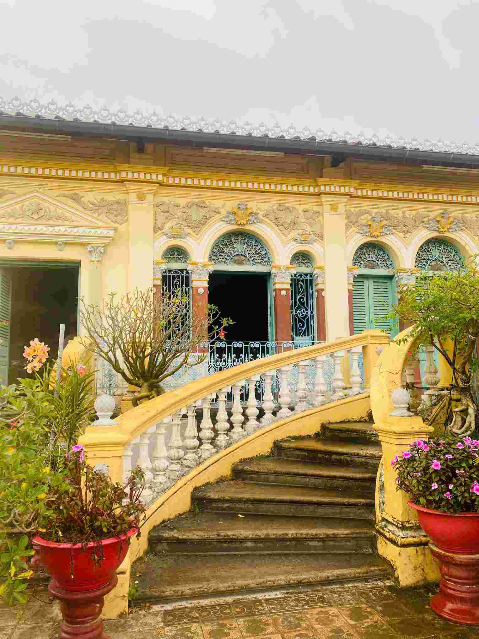 Vẻ đẹp giao thoa giữa kiến trúc Pháp và không gian văn hóa Nam Bộ tạo nên sức hút riêng cho nhà cổ Bình Thủy. Ảnh: Thanh Hương