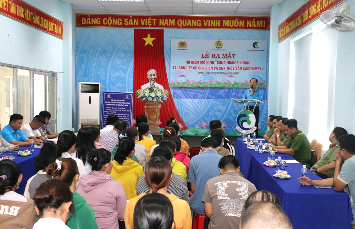 Ông Nguyễn Thanh Tuấn, Phó Chủ tịch LĐLĐ tỉnh Đồng Tháp, phát biểu tại lễ ra mắt thí điểm mô hình “Công nhân 5 không“. Ảnh: LĐLĐ tỉnh Đồng Tháp