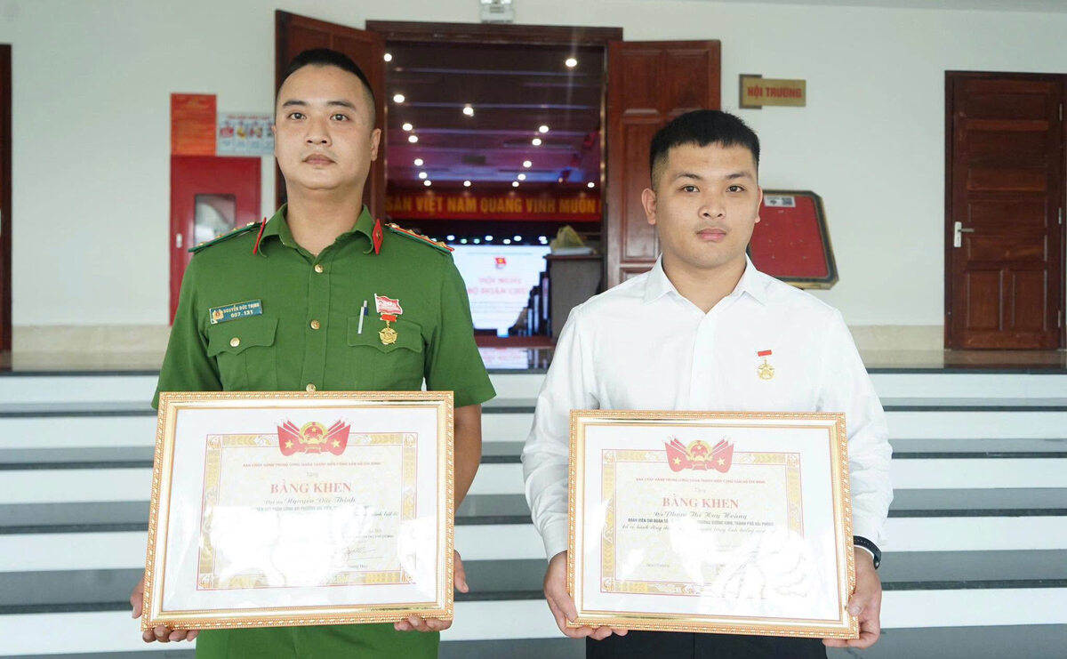 Anh Phạm Thế Huy Hoàng và Đại úy Nguyễn Đức Thịnh đã có hành động dũng cảm, trách nhiệm vì cộng đồng. Ảnh: Thành đoàn Hải Phòng