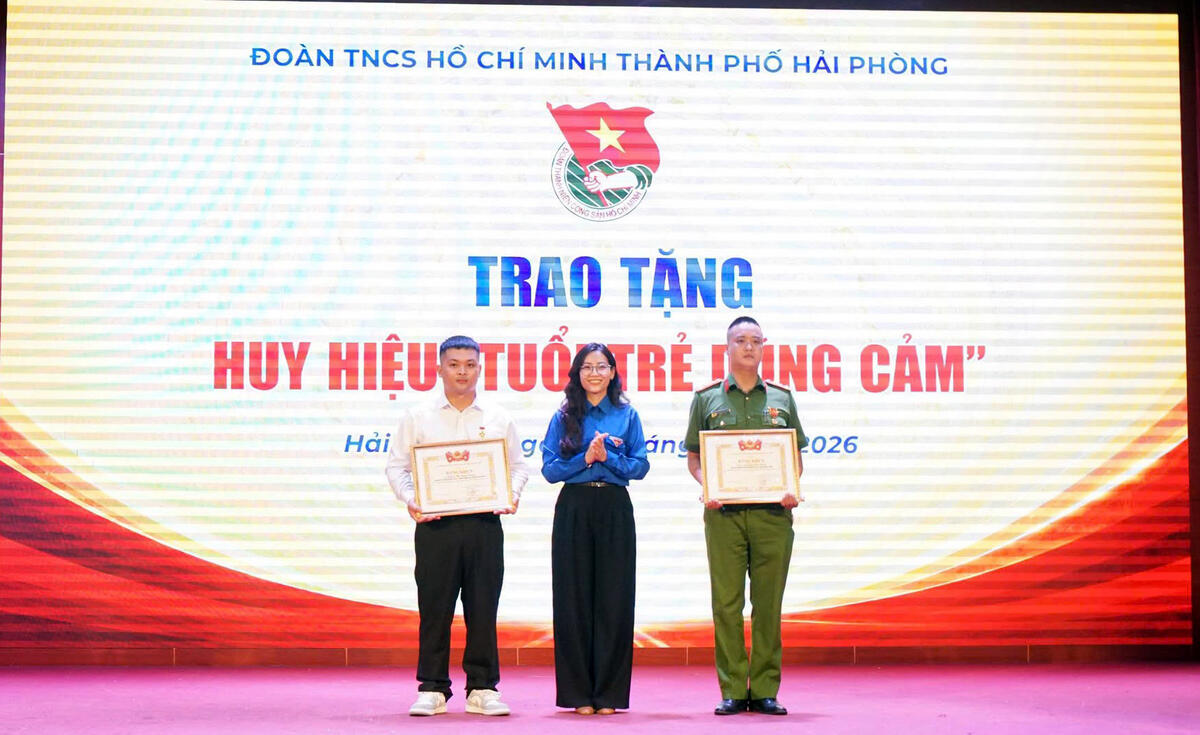 Mr. Pham The Huy Hoang and Captain Nguyen Duc Thinh were honored to receive the "Brave Youth" Badge and Certificate of Merit from the Central Committee of the Youth Union. Photo: Hai Phong City Youth Union