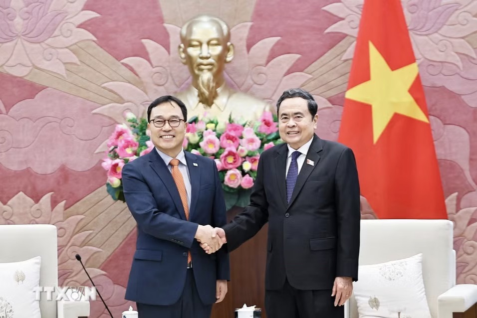 Politburo member, National Assembly Chairman Tran Thanh Man receives Korean Ambassador to Vietnam Choi Young Sam. Photo: VNA