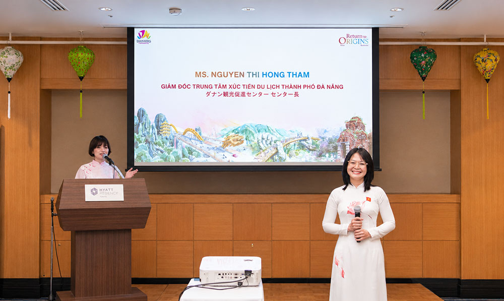 Bà Nguyễn Thị Hồng Thắm - Giám đốc Trung tâm Xúc tiến Du lịch Thành phố Đà Nẵng giới thiệu chương trình du lịch tại Tokyo, Nhật Bản. Ảnh: Sở VHTTDL