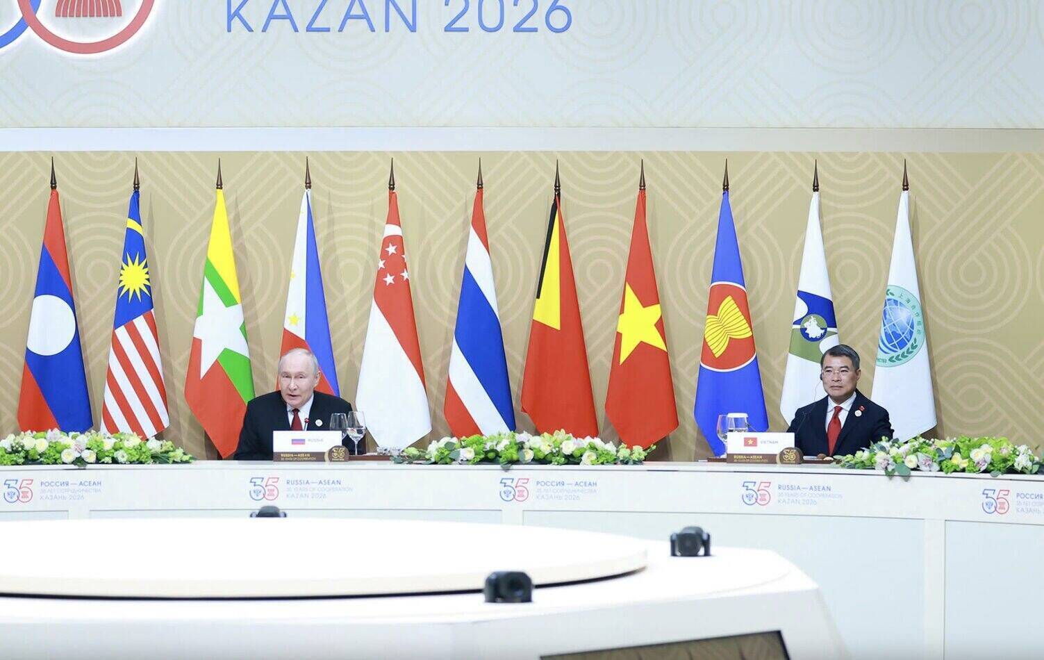 Politburo member, Prime Minister Le Minh Hung attends a working lunch session chaired by Russian President Vladimir V. Putin. Photo: VGP