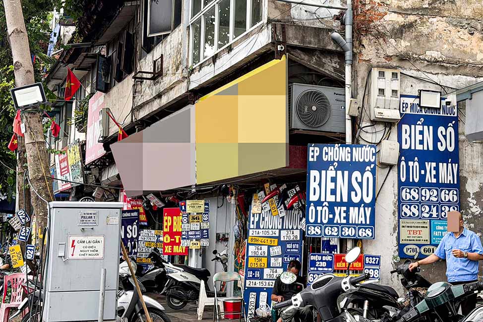 Nhiều cửa hàng trên phố Trần Nhật Duật sẵn sàng nhận làm biển số xe giả. Ảnh: Nhóm phóng viên