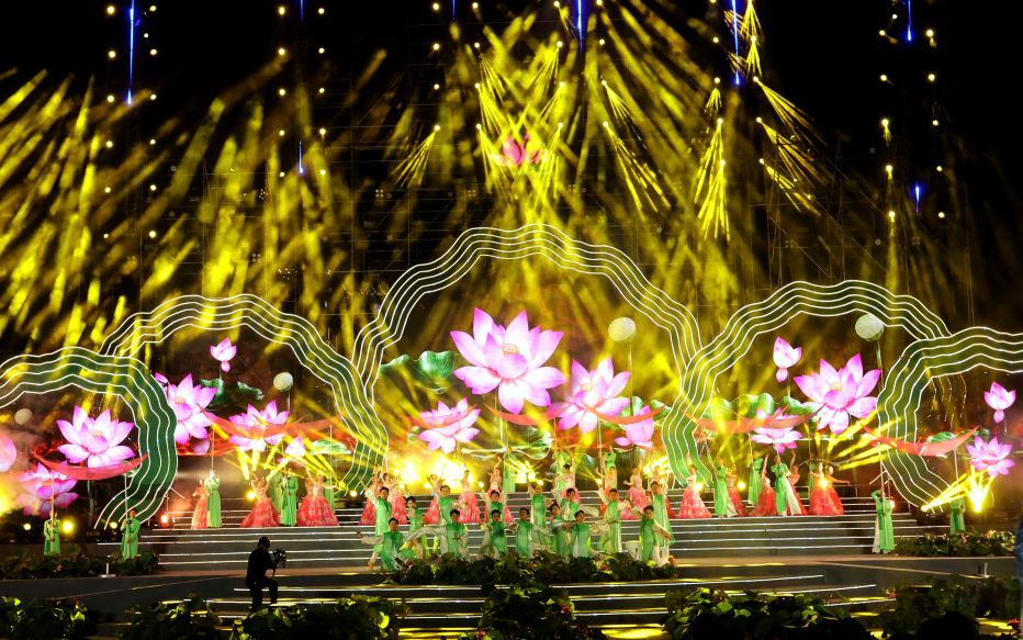 Những đóa sen như rực rỡ hơn thêm bởi sự dàn dựng công phu và chỉn chu. Ảnh: Ban tổ chức