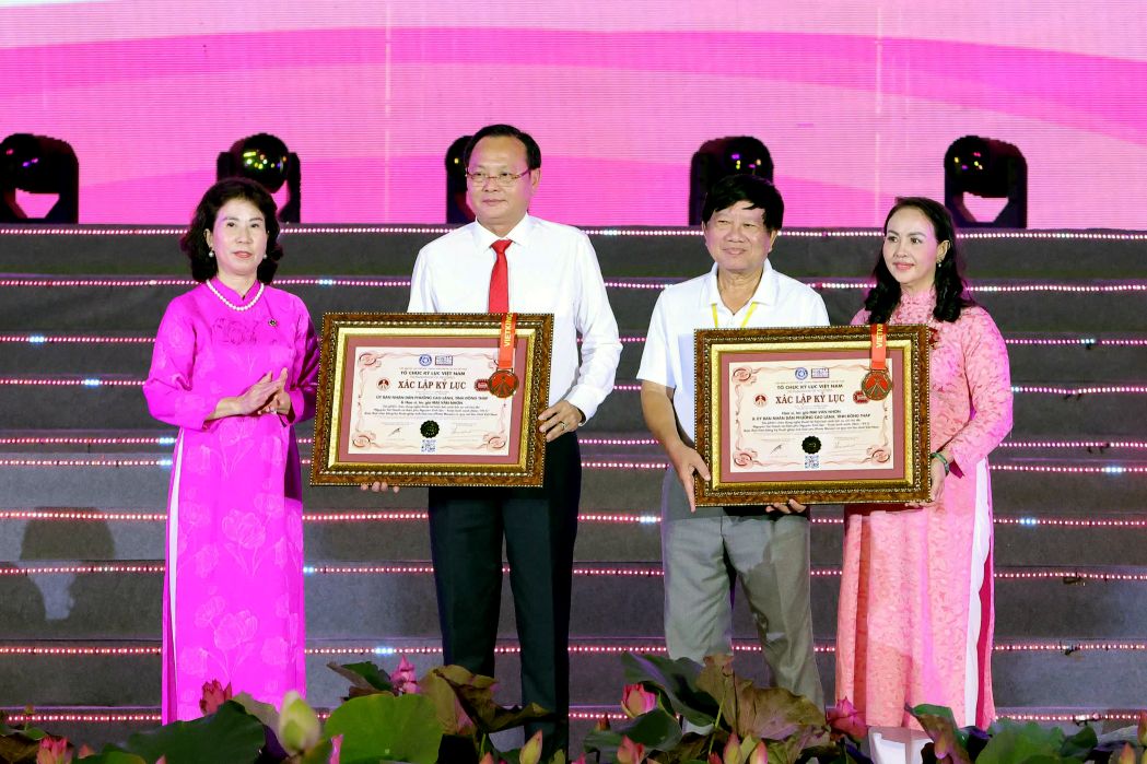 Đón nhận bằng kỷ lục Việt Nam. Ảnh: Ban tổ chức