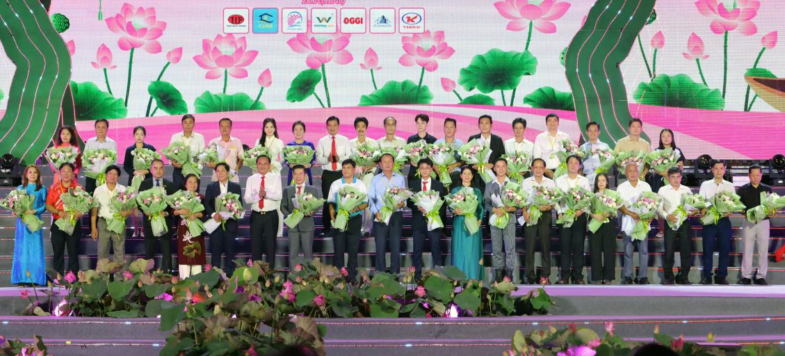 Ban tổ chức Lễ hội Sen Đồng Tháp lần thứ III tặng hoa tri ân các nhà tài trợ. Ảnh: Ban tổ chức