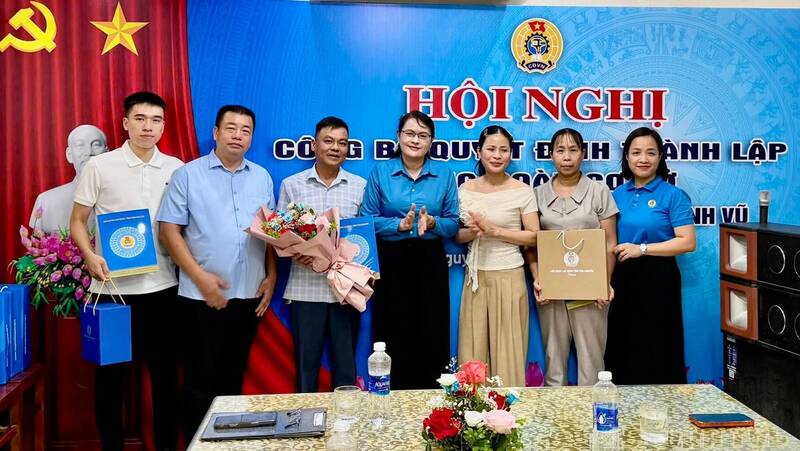Vice Chairman of Thai Nguyen Provincial Labor Federation Tran Thi Hong Thai presents the decision to establish the grassroots trade union of Anh Vu Co., Ltd. Photo: Thai Nguyen Trade Union