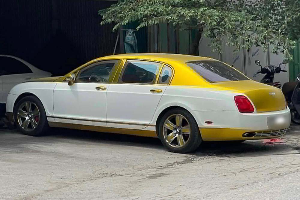 The first generation Bentley Flying Spur attracts attention when it has an exterior with two different yellow and white tones compared to most cars in the same line. Photo: Dung Dinh