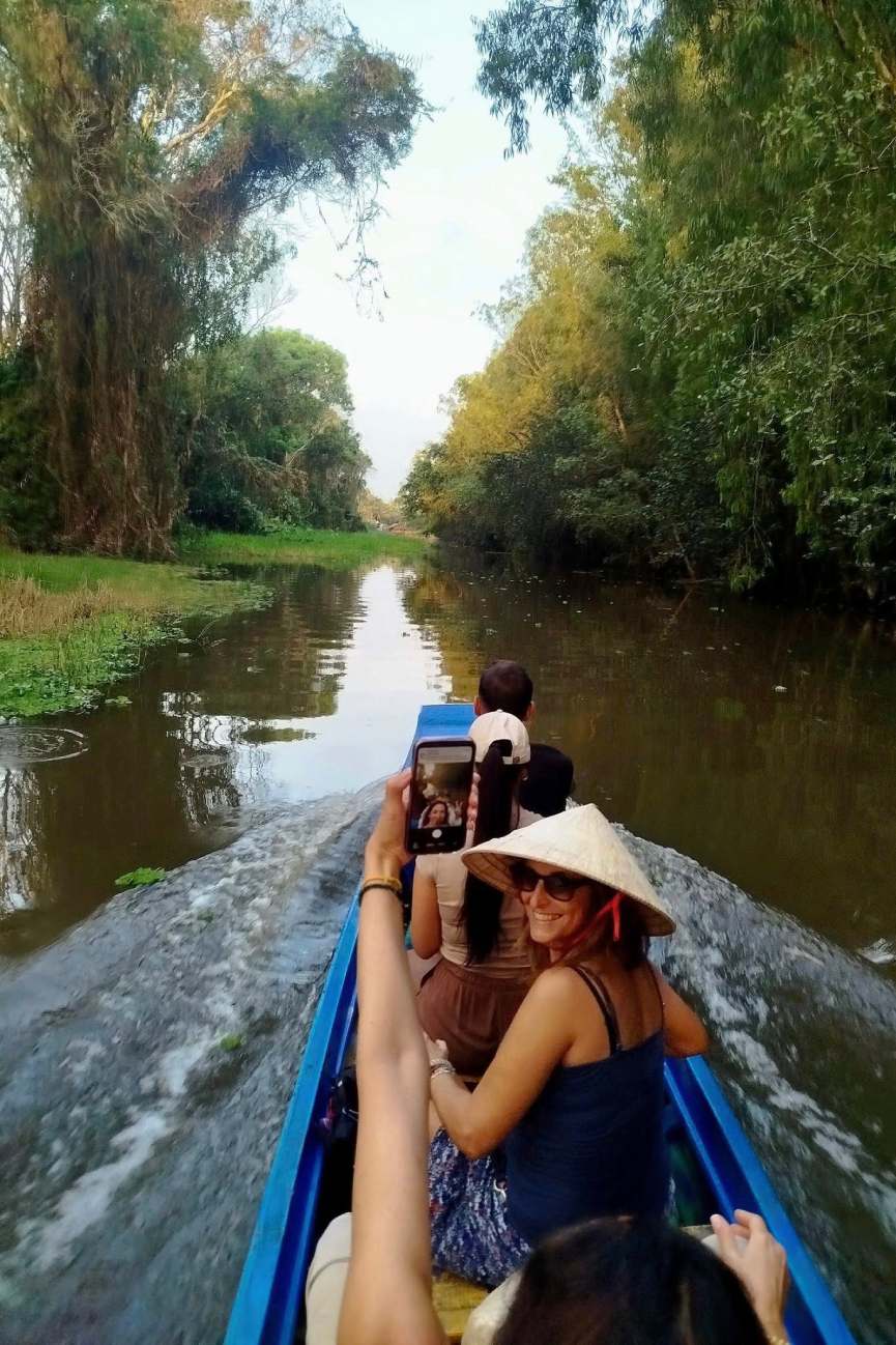 Du khách nước ngoài trải nghiệm đi vỏ lãi. Ảnh: Tạ Quang