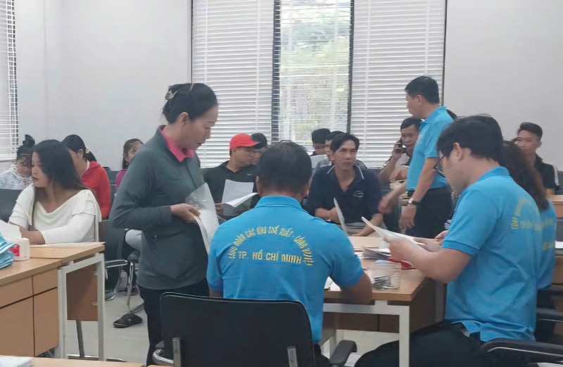 Các công nhân Công ty Vinh Thông ủy quyền cho cán bộ Công đoàn TPHCM để khởi kiện đòi tiền lương, bảo hiểm xã hội. Ảnh: Đức Long