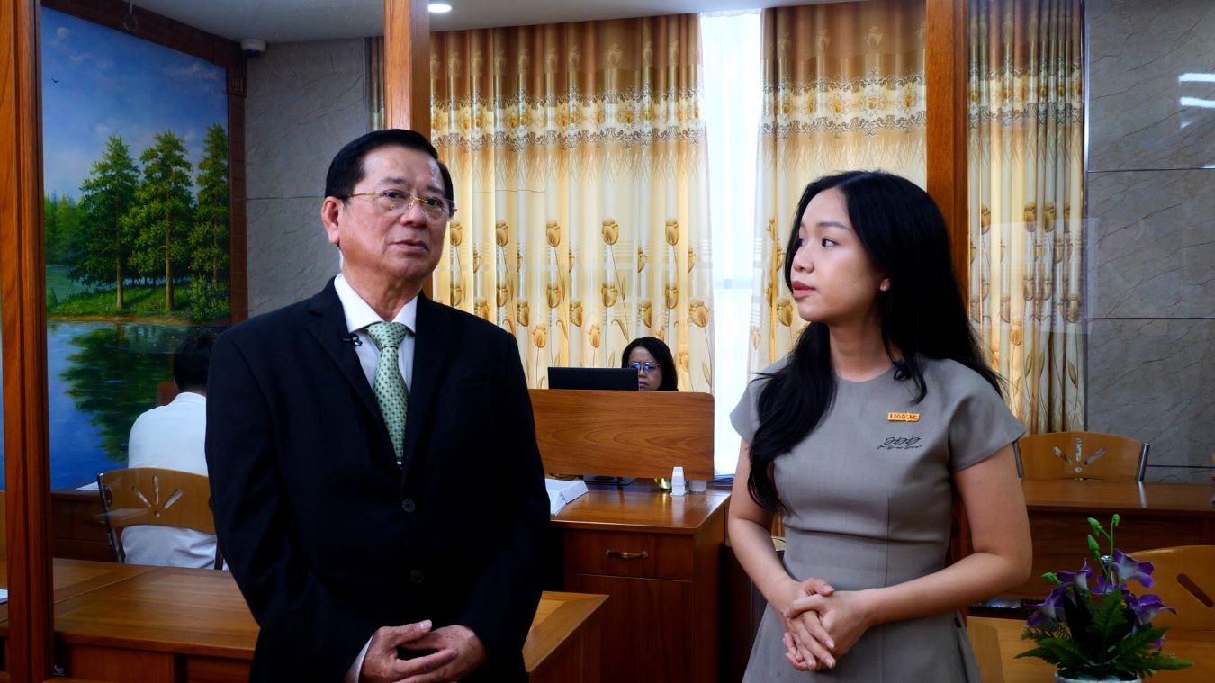 Luật sư Nguyễn Văn Hậu trao đổi với phóng viên Báo Lao Động về chương trình tư vấn pháp luật cho công nhân lao động. Ảnh: Anh Tú