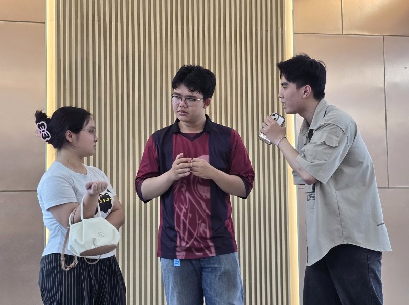 Sinh viên Trường Đại học Luật TPHCM tập luyện vở hài kịch lồng ghép các tình huống pháp lý để trình diễn trong Chương trình Tư vấn pháp luật cho khoảng 3.000 công nhân lao động do Báo Lao Động phối hợp tổ chức tới đây. Ảnh: Nam Dương