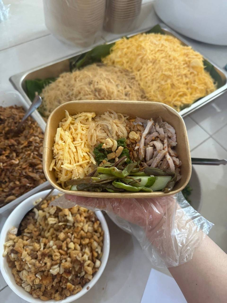 Phần cơm tấm mang đi được chuẩn bị kỹ càng.