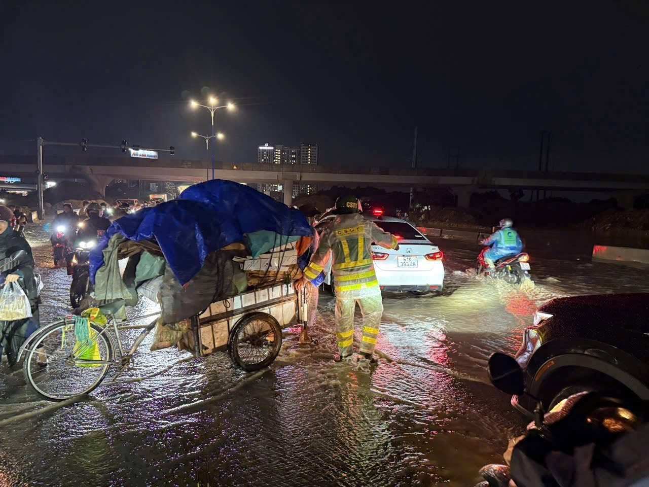 Mưa lớn khiến Quốc lộ 13 bị ngập úng cục bộ, gây ùn ứ giao thông kéo dài. Ảnh: Công an phường Thuận Giao