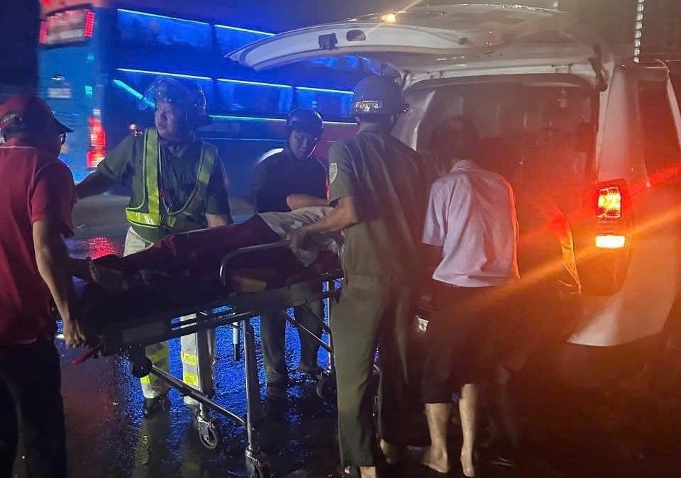 Thuan Giao Ward Police support an ambulance that broke down in heavy rain. Photo: Thuan Giao Ward Police