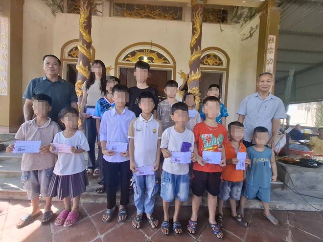 Họ Trần Đức ở xã Cẩm Duệ trích quỹ khuyến học trao thưởng cho con, cháu đạt thành tích học tập tốt. Ảnh: Trần Tuấn