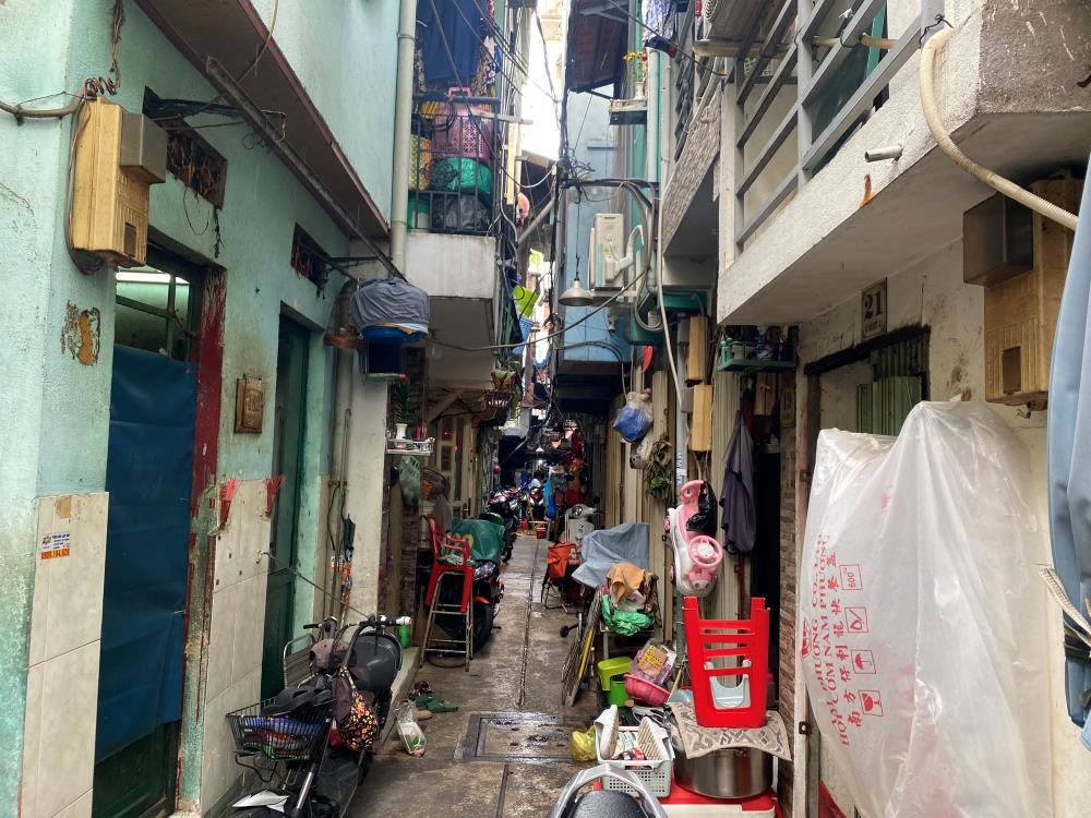 Lối vào bên trong các gia đình ở khu chợ Gà - Gạo chật hẹp.  Ảnh: Minh Tâm