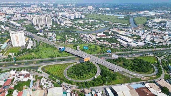 Vo Van Kiet Street intersects with National Highway 1 at Tan Kien intersection (HCMC). Photo: Anh Tu