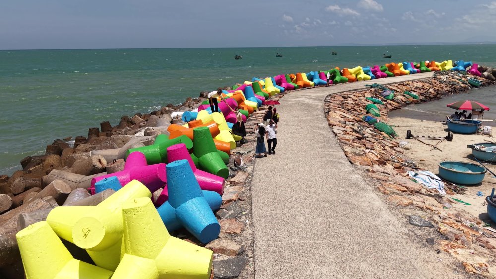 Những khối đá tetrapod được khoác lên nhiều màu sơn nổi bật. Ảnh: Duy Tuấn