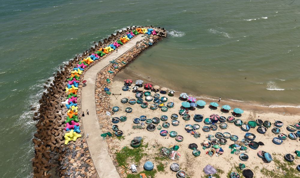 Kè biển bãi Đá Ông Địa với những khối đá tetrapod sơn nhiều màu sắc nổi bật. Ảnh: Duy Tuấn