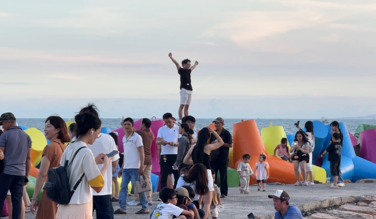 Khung cảnh đông đúc tại kè biển. Ảnh: Duy Tuấn