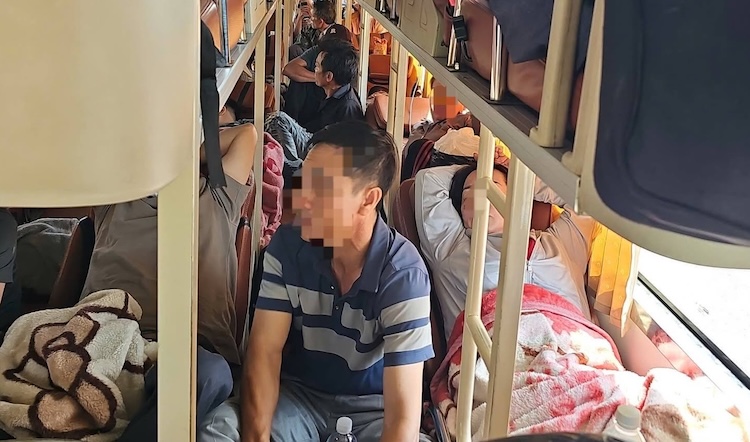 Passengers on the passenger car are lying in the traffic flow. Photo: Dakrong Traffic Police Station