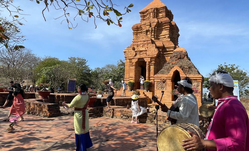 Biểu diễn trống ghi năng, kèn saranai. Ảnh: Duy Tuấn
