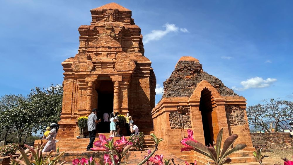 Di tích tháp Pô Sah Inư trên đồi Bà Nài. Ảnh: Duy Tuấn