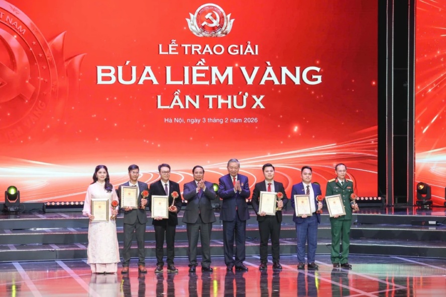 Politburo Member, Secretary of the Party Central Committee, Secretary of the Party Committee of the Fatherland Front, central mass organizations, Chairman of the Central Committee of the Vietnam Fatherland Front Bui Thi Minh Hoai (3rd from right) awards prizes to the group of authors at the closing and awarding ceremony of the I political theory contest on protecting the ideological foundation of the Party, 2025 in the Party Committee of the Fatherland Front, central mass organizations held on December 17, 2025. Photo: Quang Vinh