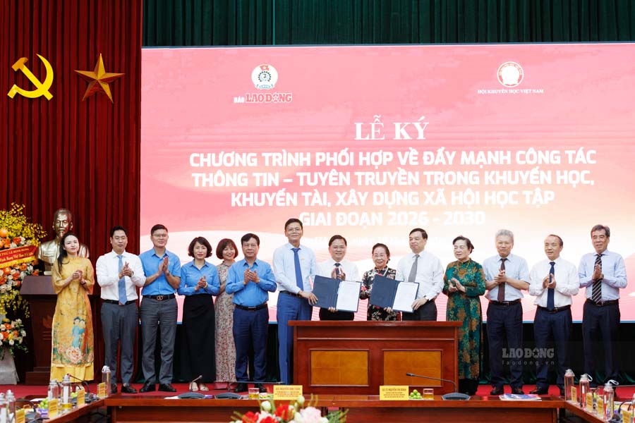Prof. Dr. Nguyen Thi Doan - former member of the Party Central Committee, former Vice President, Chairman of the Vietnam Association for Promoting Education and Mr. Nguyen Anh Tuan - Member of the Party Central Committee, Chairman of the Vietnam General Confederation of Labor witnessed the Signing Ceremony of the Cooperation Program to strengthen and promote coordination and support for information and propaganda work in education promotion, talent promotion, and building a learning society. Photo: Hai Nguyen