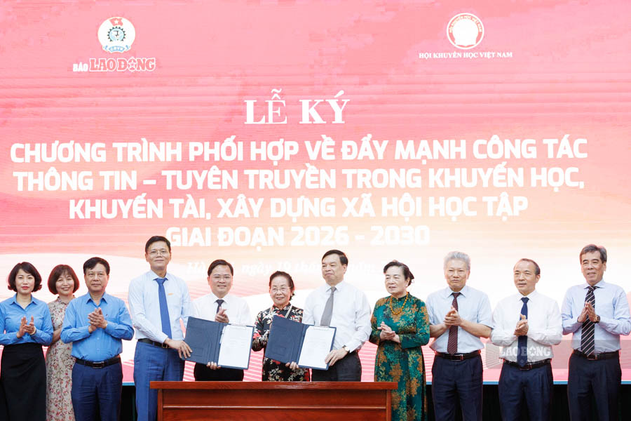 Ông Nguyễn Ngọc Hiển - Bí thư Đảng ủy, Tổng Biên tập Báo Lao Động và ông Lê Mạnh Hùng - Phó Chủ tịch kiêm Tổng Thư ký Hội Khuyến học Việt Nam ký Chương trình phối hợp giữa 2 cơ quan. Ảnh: Hải Nguyễn