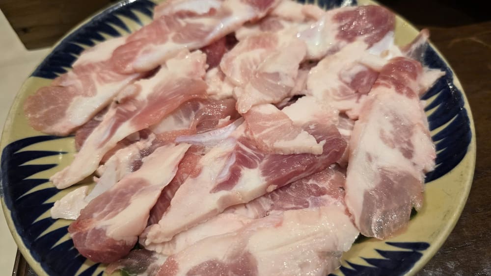 Consejos para elegir costillas de cerdo frescas y deliciosas para preparar una olla caliente nutritiva. Foto: Tuan Dat
