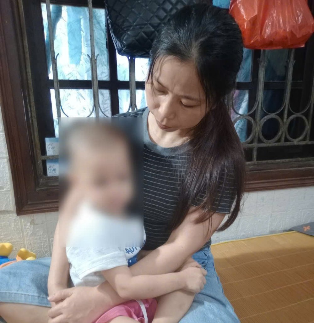 Chị Ngọc phải nghỉ làm để ở nhà chăm sóc con gái mắc bệnh hiểm nghèo. Ảnh: Gia đình cung cấp